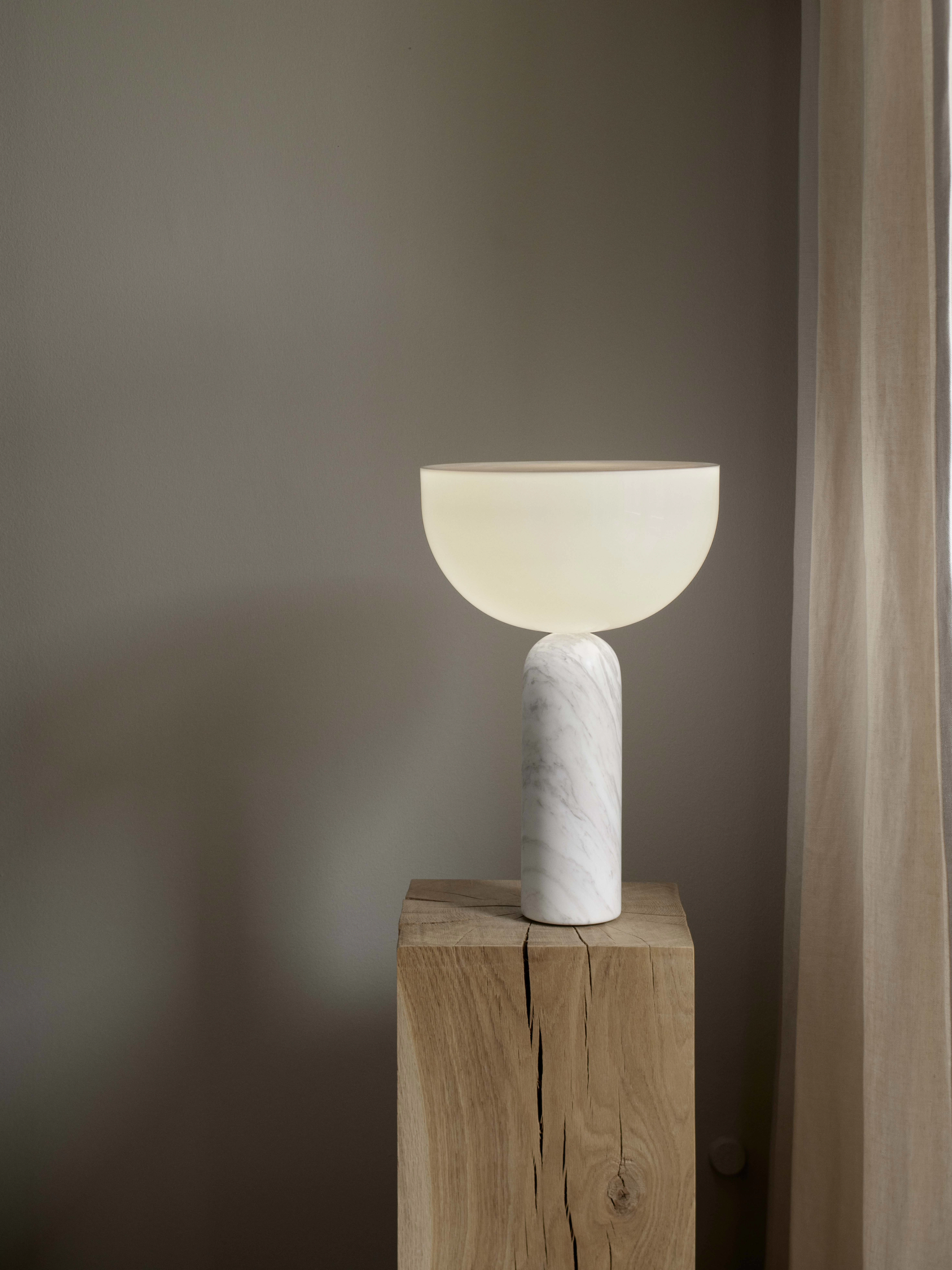 New Works Kizu Bordslampa Large, vit marmor från New Works, bild 5