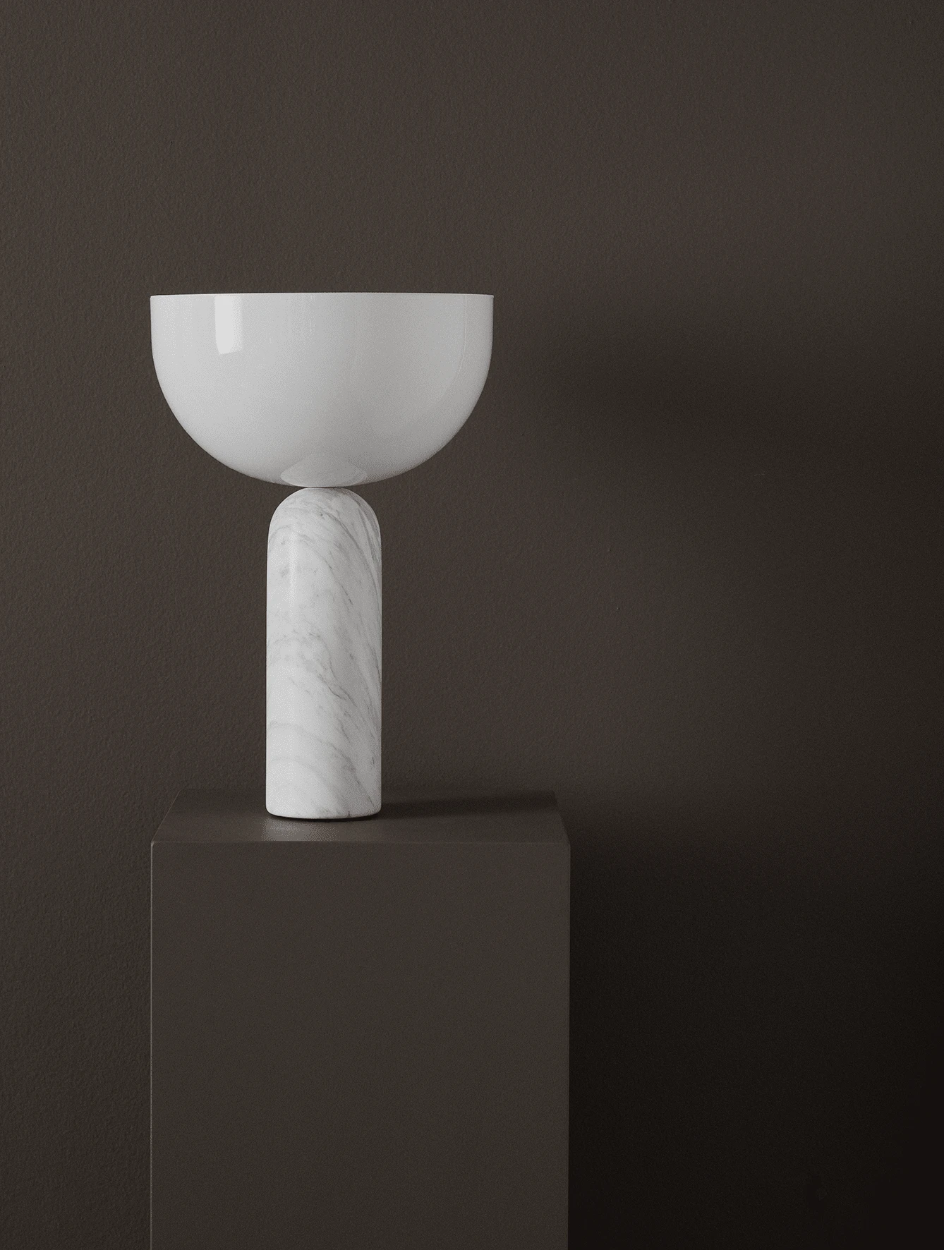 New Works Kizu Bordslampa Large, vit marmor från New Works, bild 6