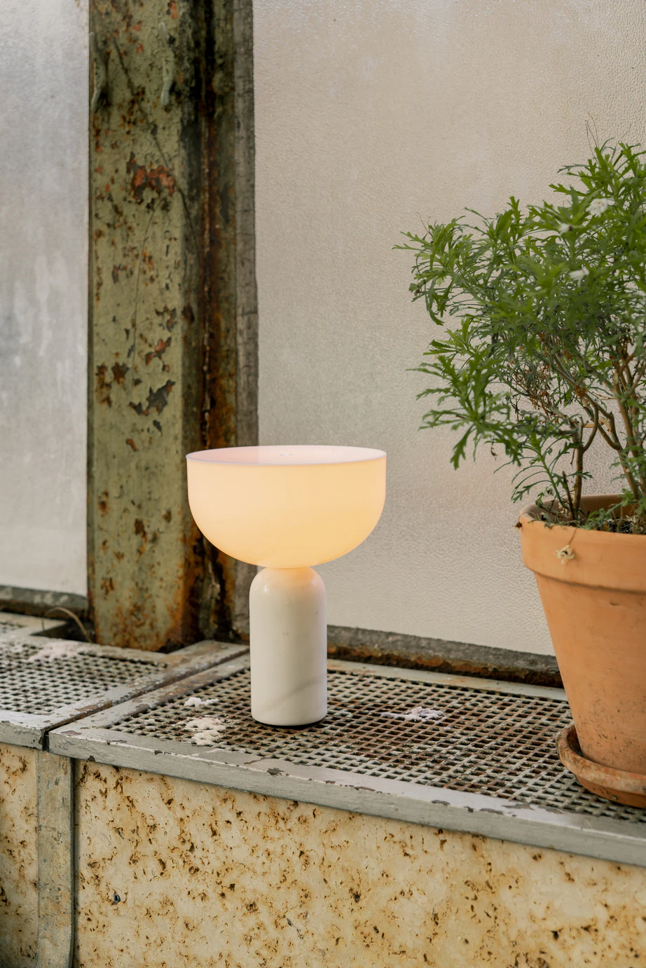 New Works Kizu Bordslampa Portabel, vit marmor från New Works, bild 5