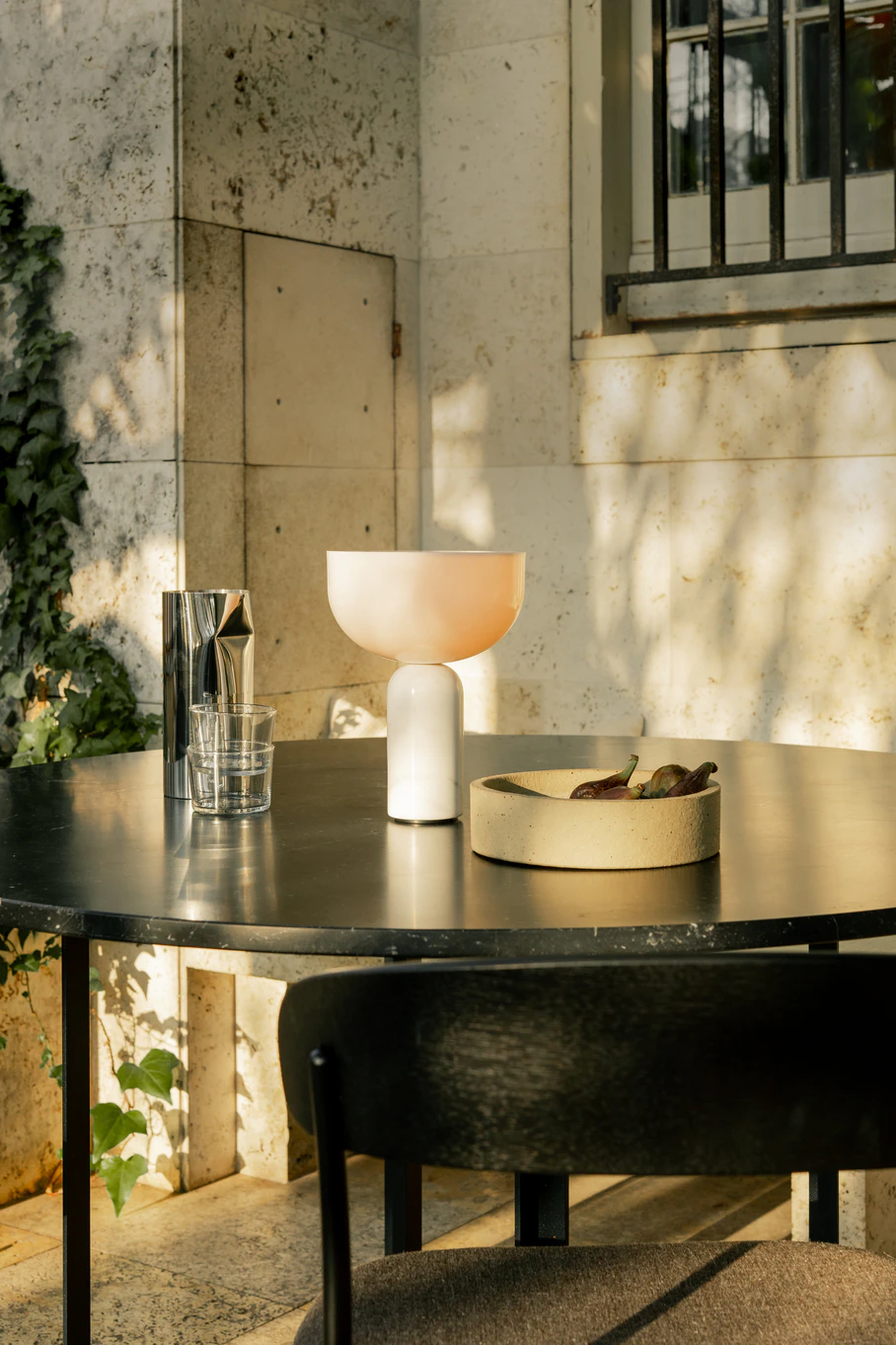 New Works Kizu Bordslampa Portabel, vit marmor från New Works, bild 2