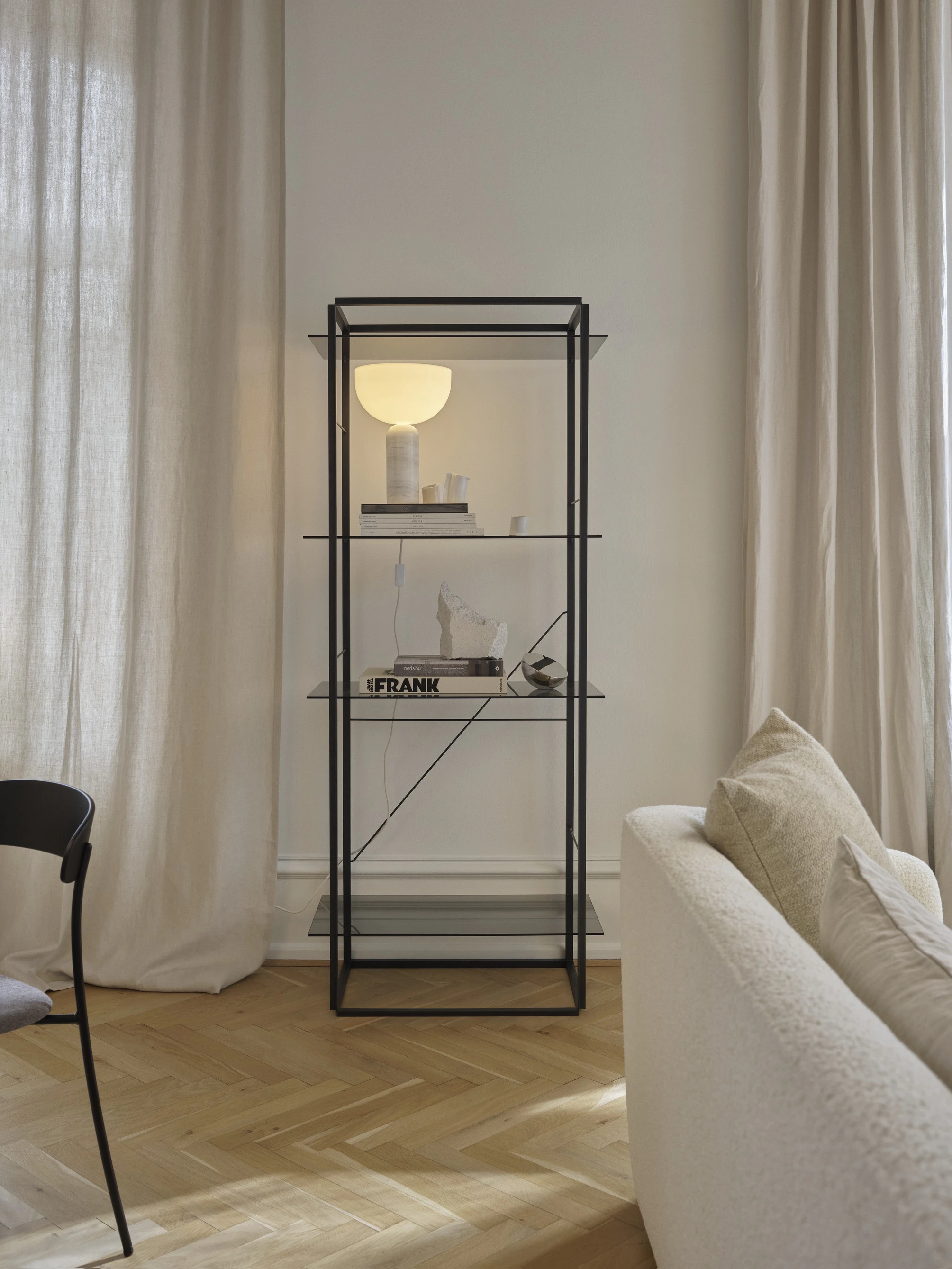 New Works Kizu Bordslampa Small, vit marmor från New Works, bild 2