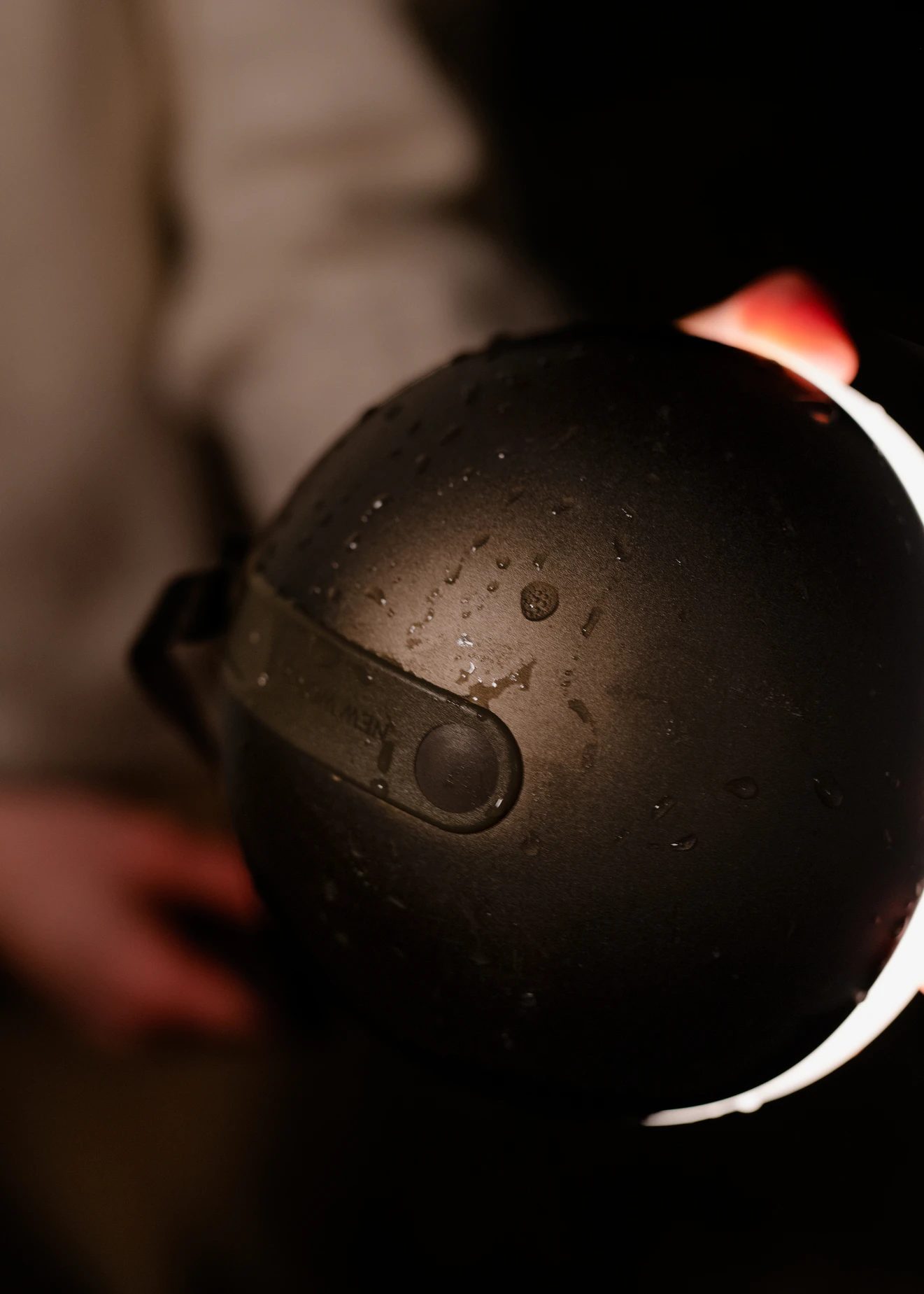 New Works Sphere Adventure Light Bordslampa Portabel, mörk brons från New Works, bild 3