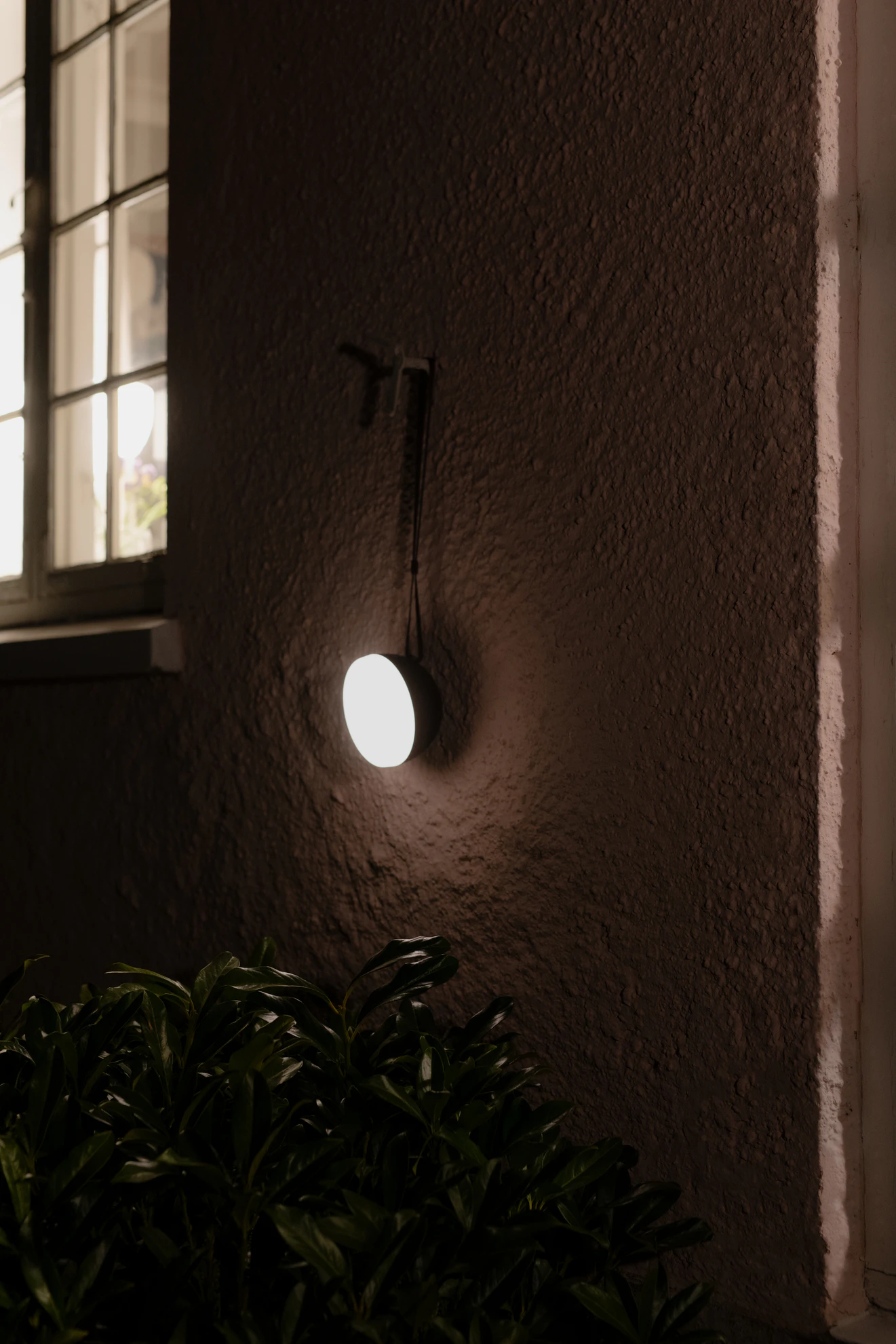 New Works Sphere Adventure Light Bordslampa Portabel, mörk brons från New Works, bild 6