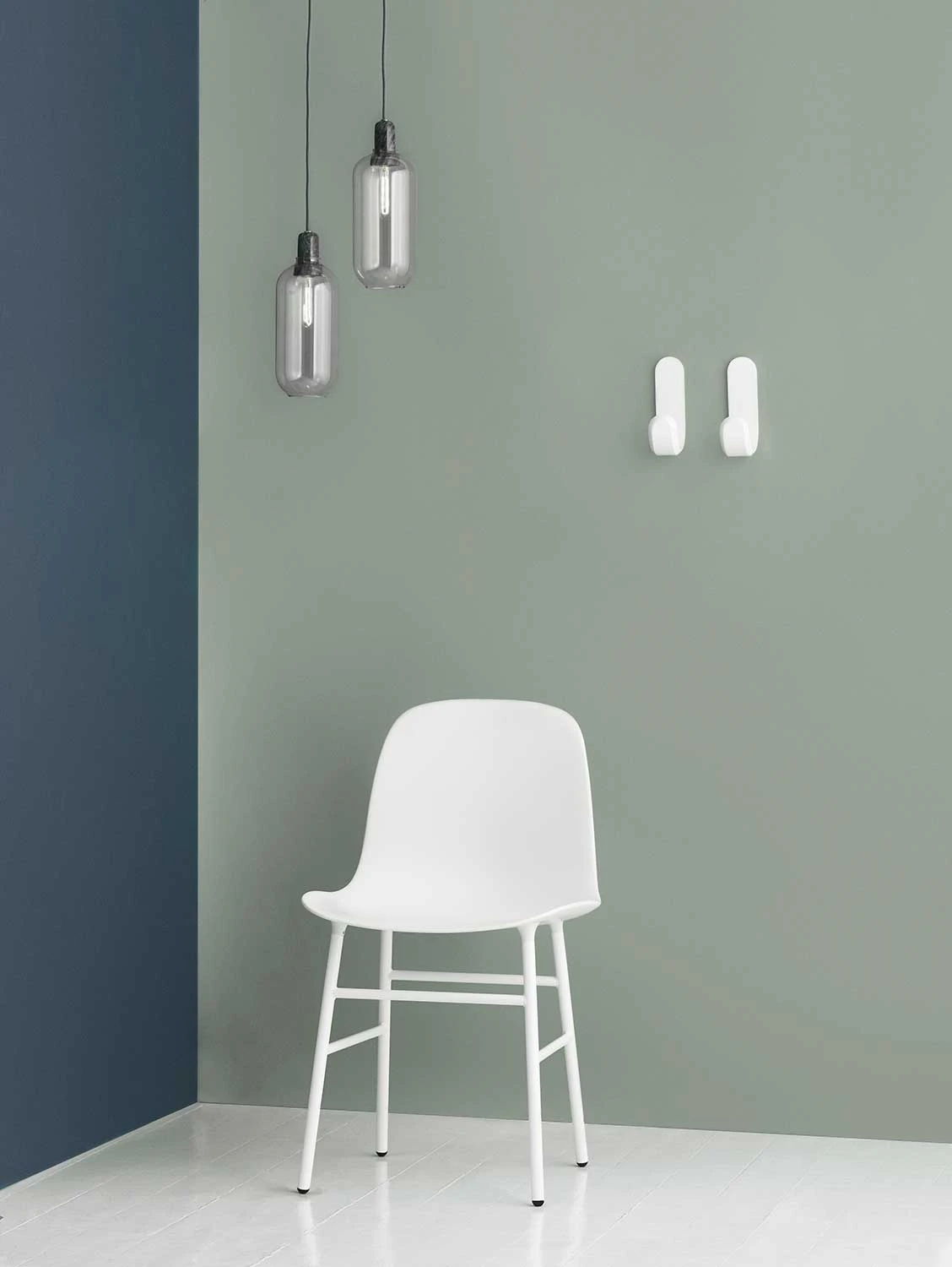 Normann Copenhagen Form Stol Stålben, vit från Normann Copenhagen, bild 2