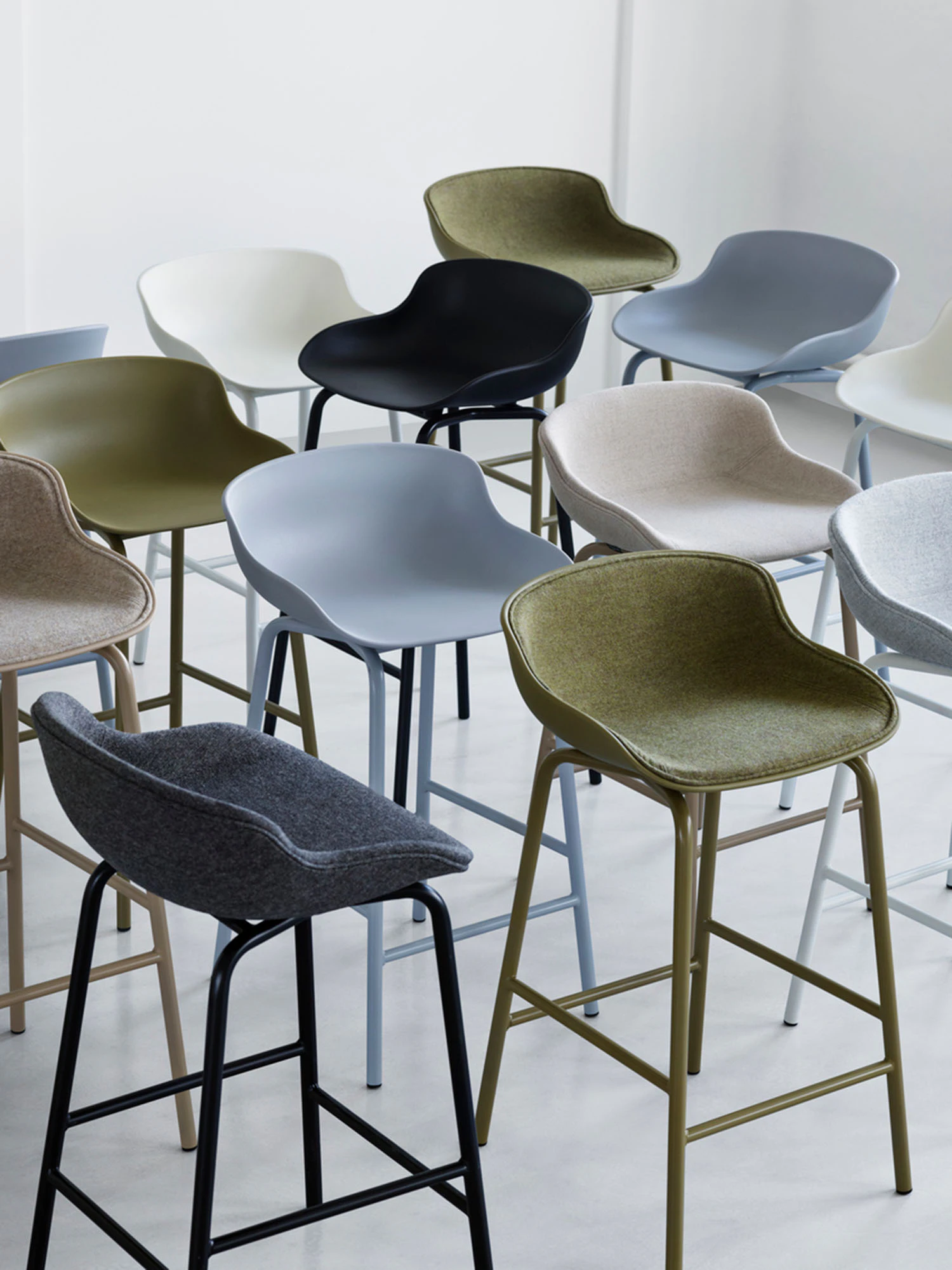 Normann Copenhagen Hyg Barstol 65 Cm Klädd Framsida, olivgrön från Normann Copenhagen, bild 3