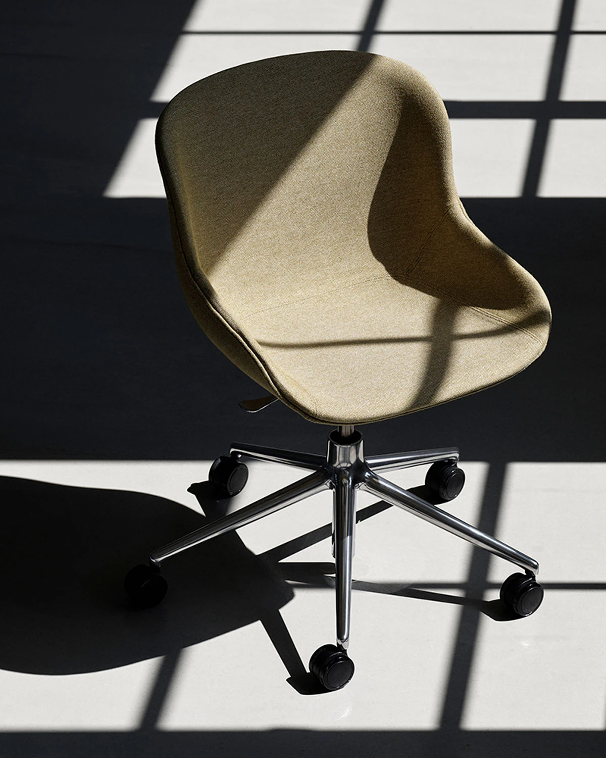 Normann Copenhagen Hyg Snurrstol 5w Klädd Main Line Flax Aluminium/, sand från Normann Copenhagen, bild 2