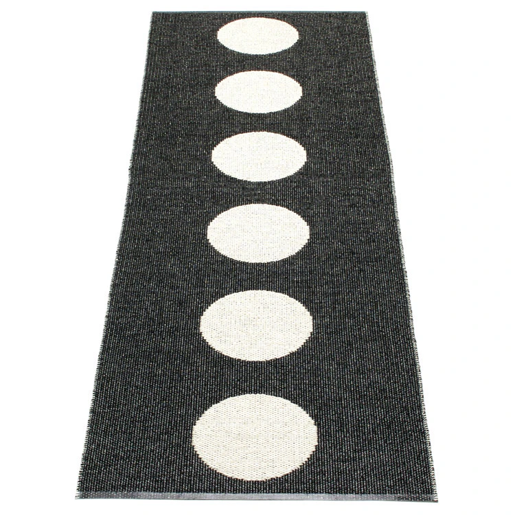 Pappelina Vera Rug Black/vanilla Matta / Vanilj 70x450 Cm - Mönstrade mattor Pvc Svart
