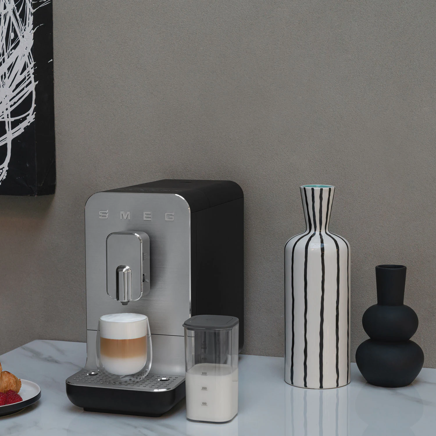 Smeg Automatisk Kaffemaskin Med Mjölksystem, svart från Smeg, bild 2