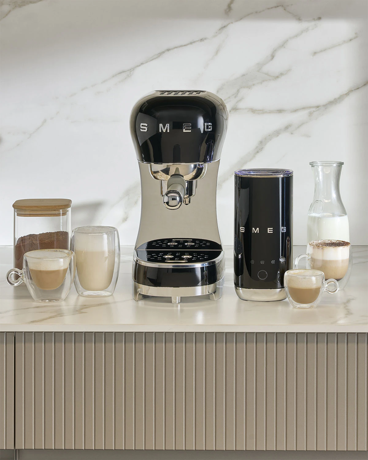 Smeg Espressomaskin Med Mjölkskummare, svart från Smeg, bild 2