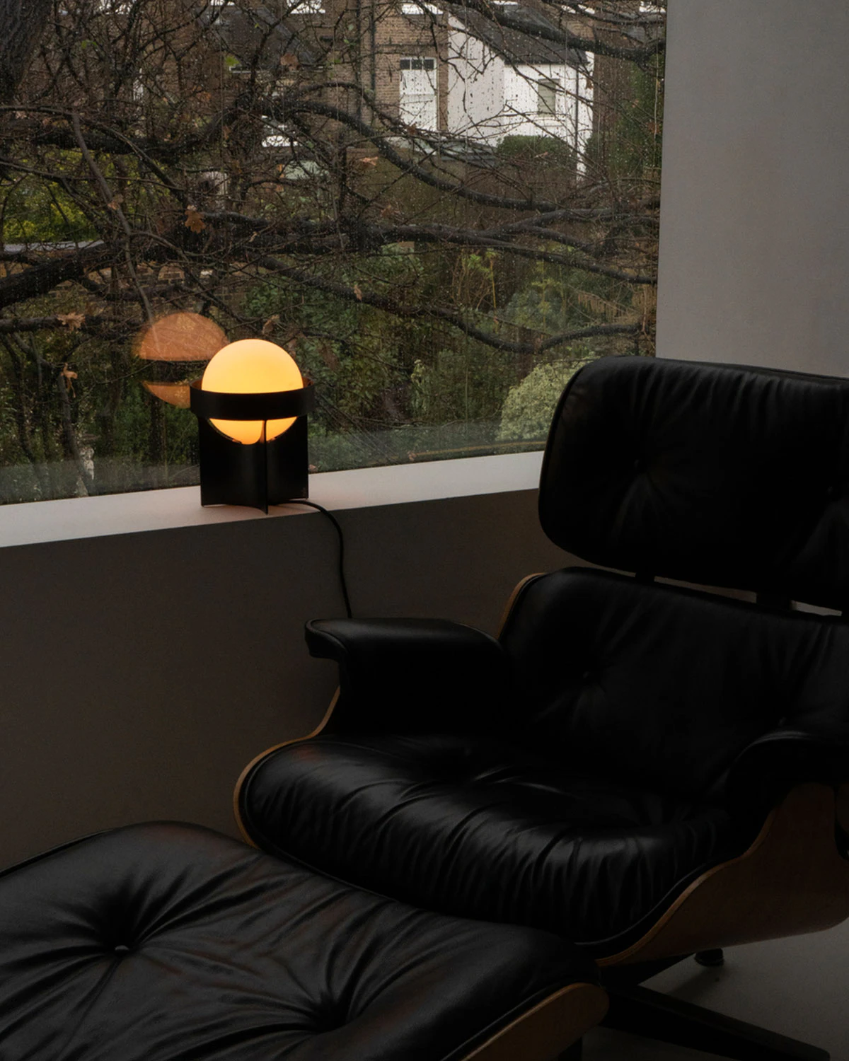 Tala Loop Bordslampa Med Sphere Iv, mörkgrå från Tala, bild 2