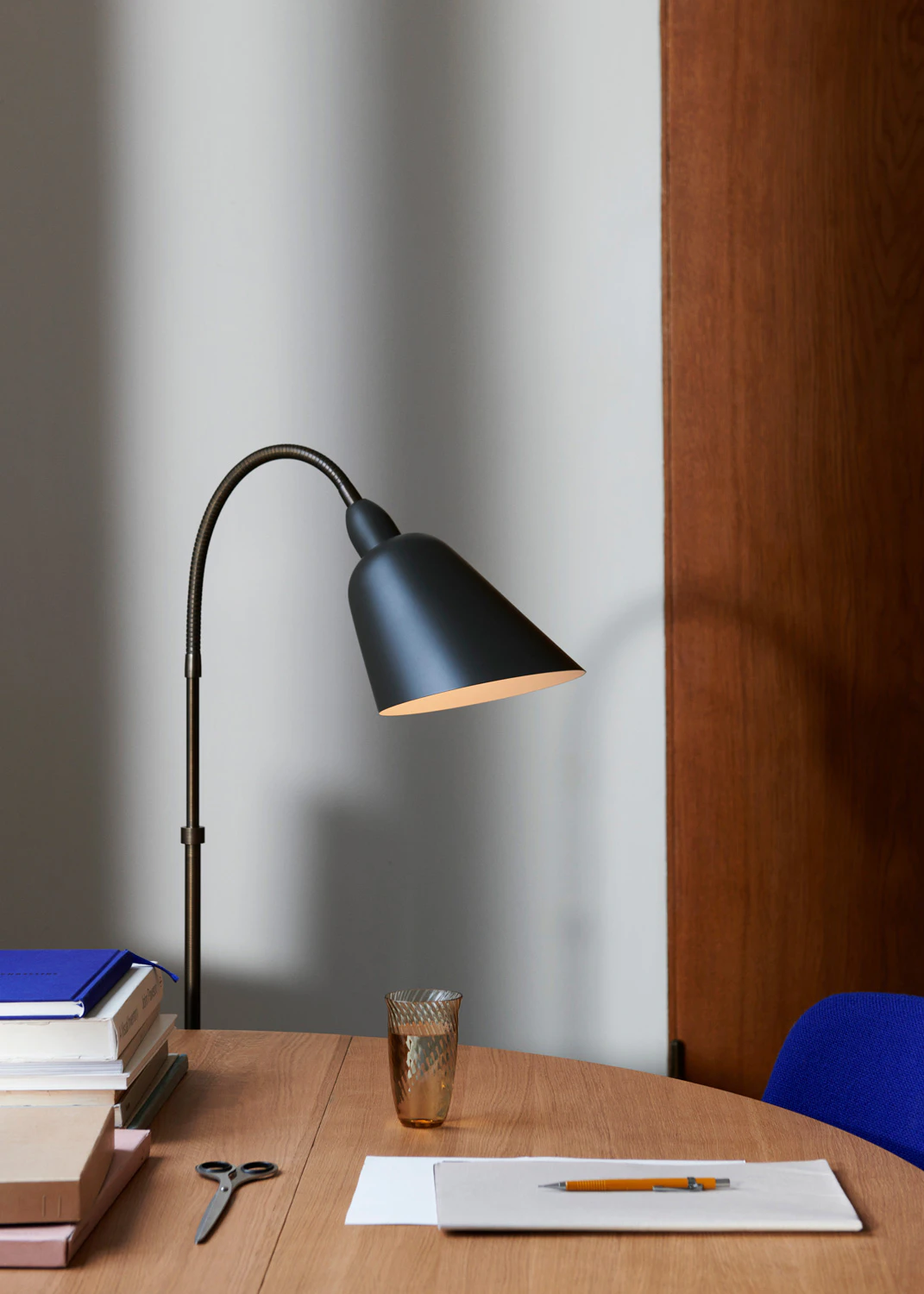 &Tradition Bellevue Aj7 Anniversary Edition Golvlampa /bronserad Mässing, stone grey från &Tradition, bild 5