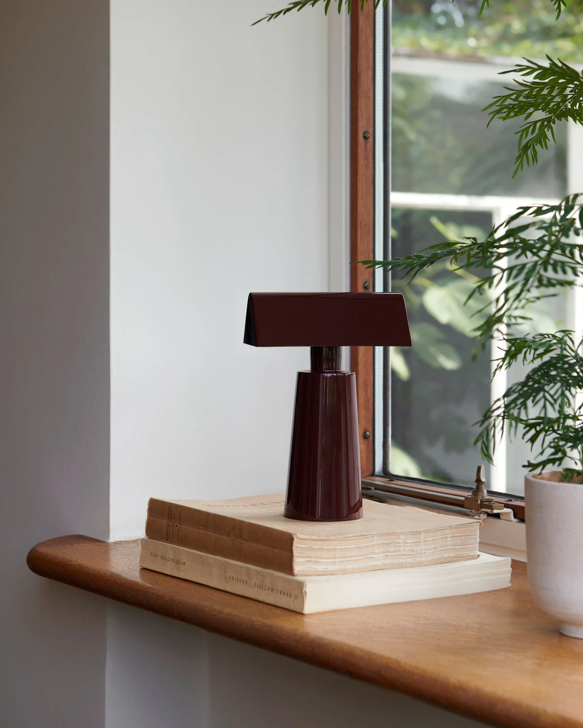 &Tradition Caret Mf1 Bordslampa Portabel, dark burgundy från &Tradition, bild 2