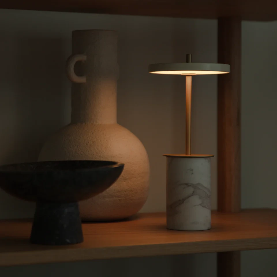 Umage Asteria Move Mini Bordslampa Portabel, vit marmor från Umage, bild 2