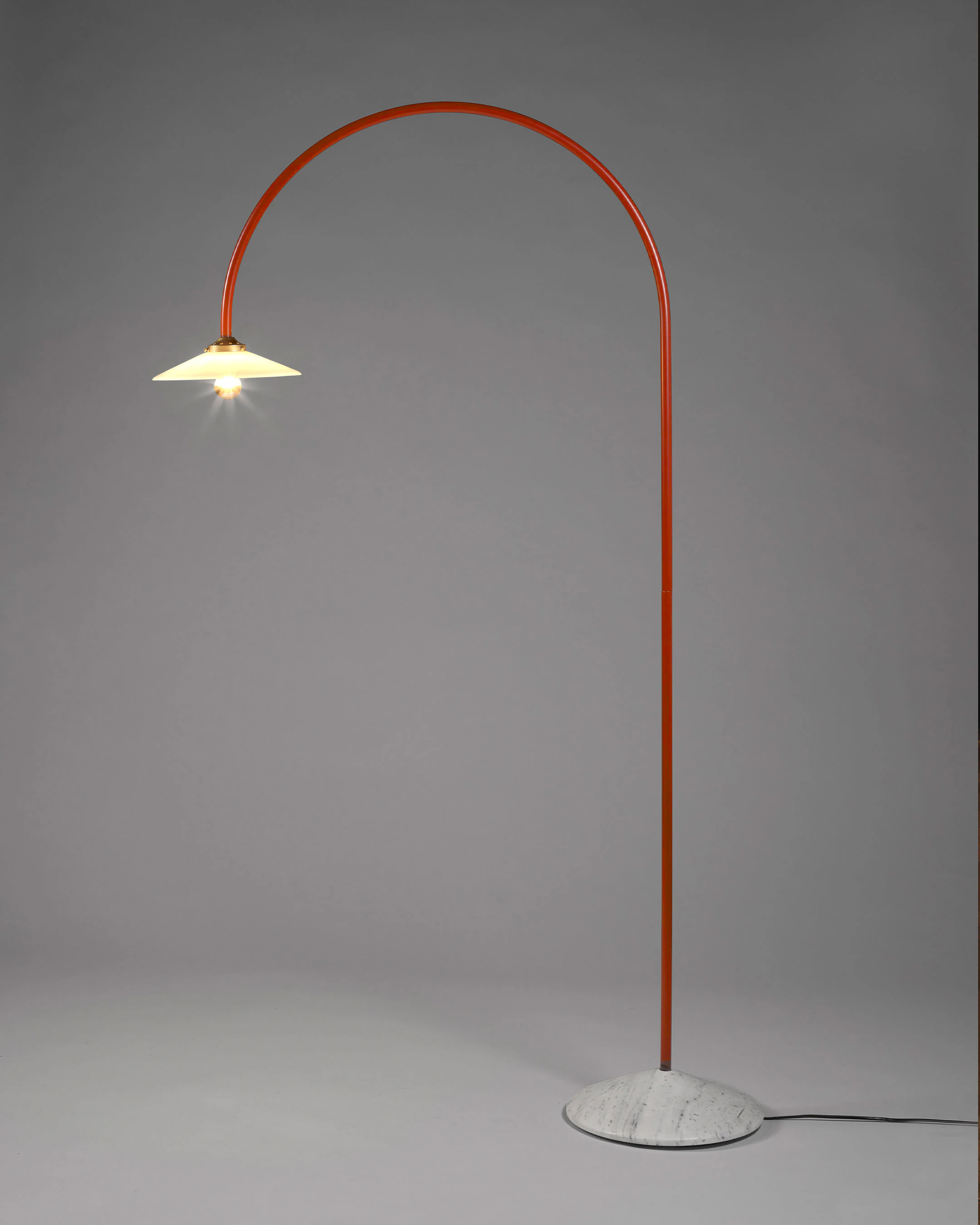 Valerie Objects Golvlampa, röd från Valerie Objects, bild 2
