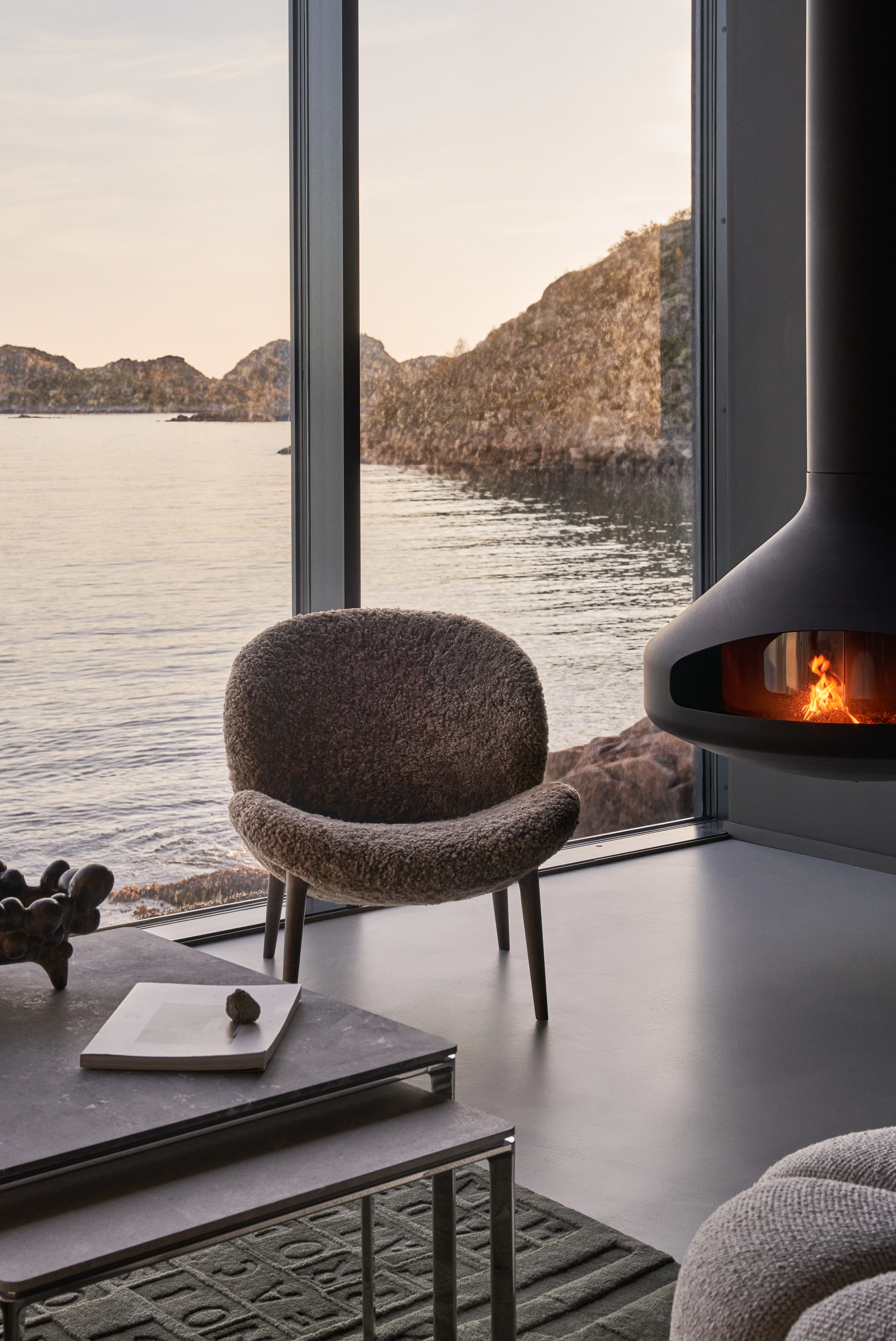 Vipp Lodge Fåtölj Låg Rygg Mörk Ek / Curly, umber från Vipp, bild 5