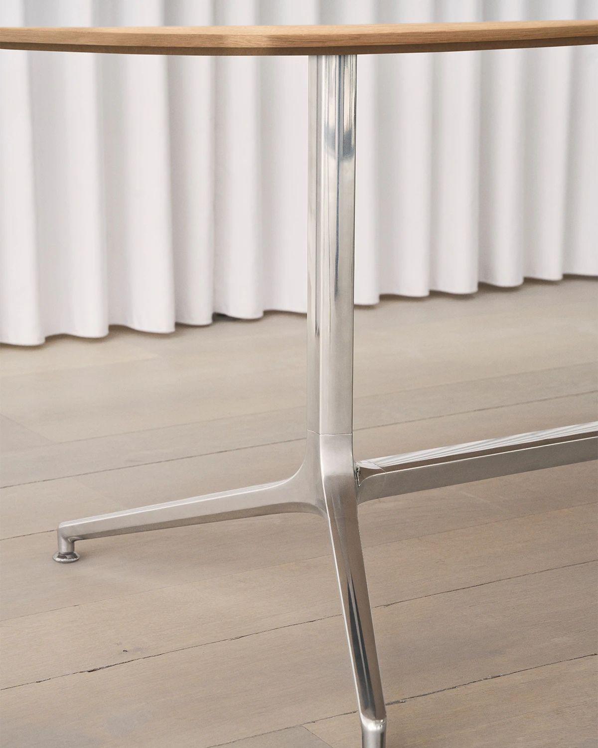Vipp 436 Swivel Bord Liten, ljus ek från Vipp, bild 2