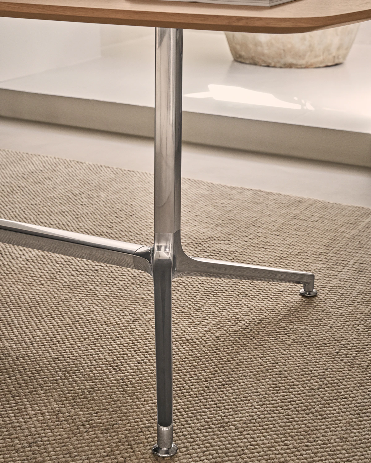 Vipp 437 Swivel Bord Medium, ljus ek från Vipp, bild 3
