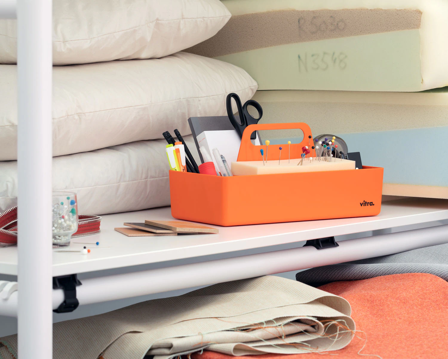 Vitra Verktygslåda Återvunnen Plast, tangerine från Vitra, bild 2