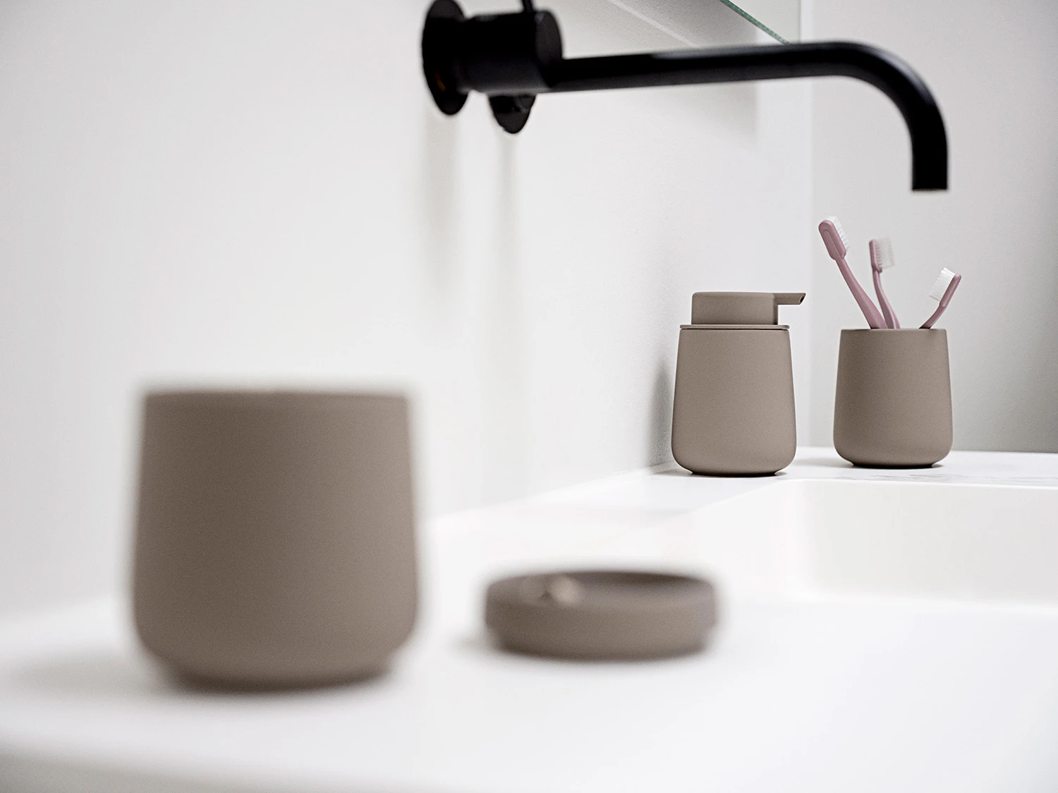 Zone Denmark Nova One Tandborstmugg, taupe från Zone Denmark, bild 3